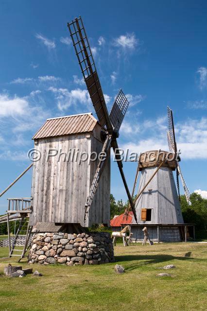 estonie 22.JPG - Estonie, comté de Saare, Ile de Saaremaa, Angla, moulins à vent sur pivot et moulin de type hollandais